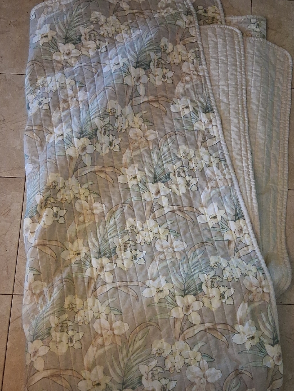 Floral Quilted Bedspread in Beige and Cream - Lightweight Home Bedding